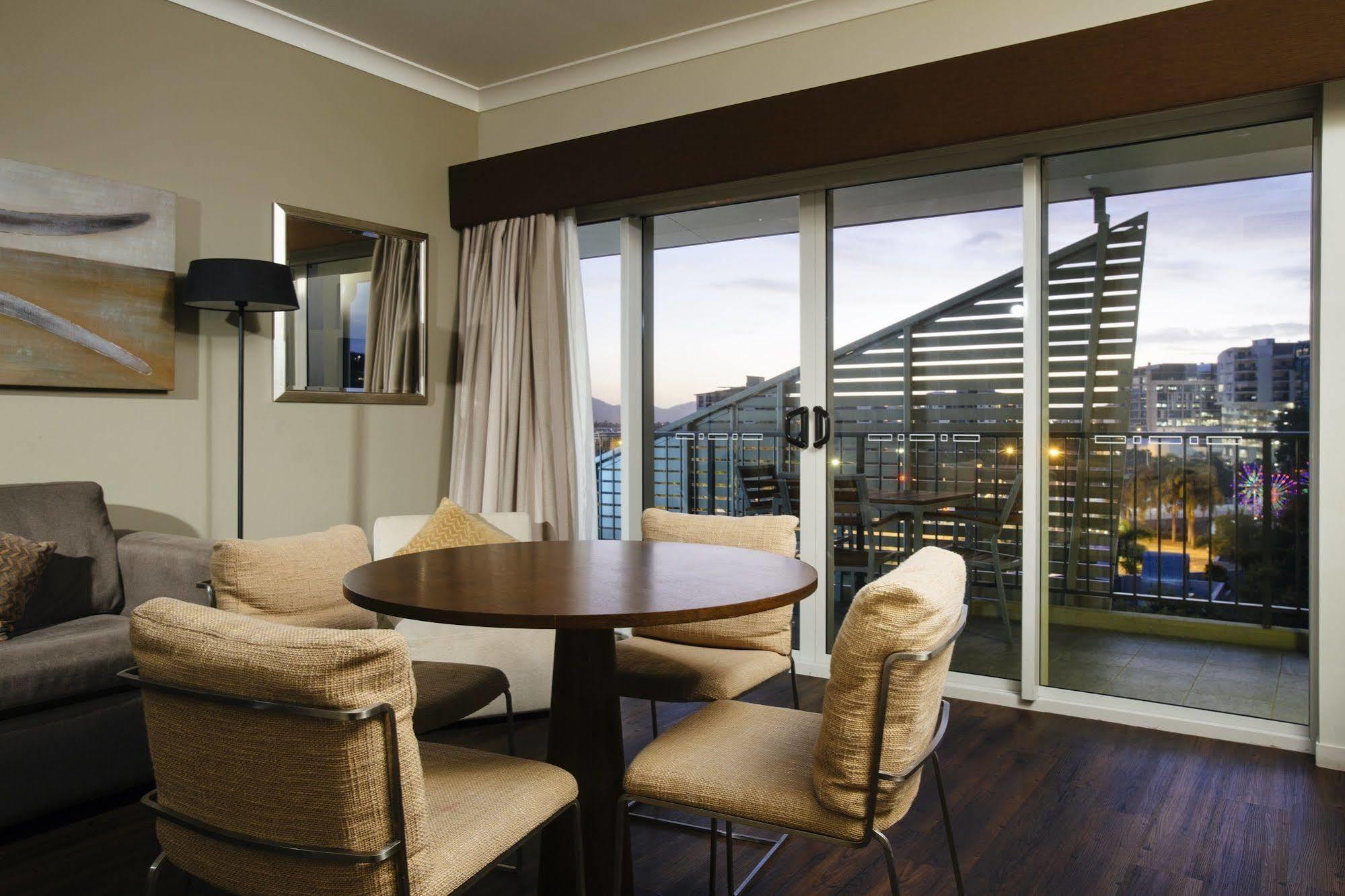 Grand Hotel And Apartments 타운즈빌 외부 사진